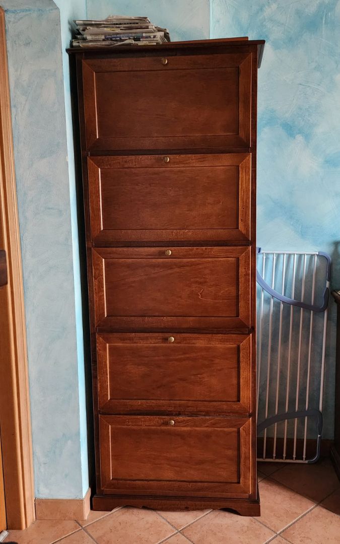 Scarpiera 5 ante in noce scuro, soluzione d'arredo classica ed elegante.
